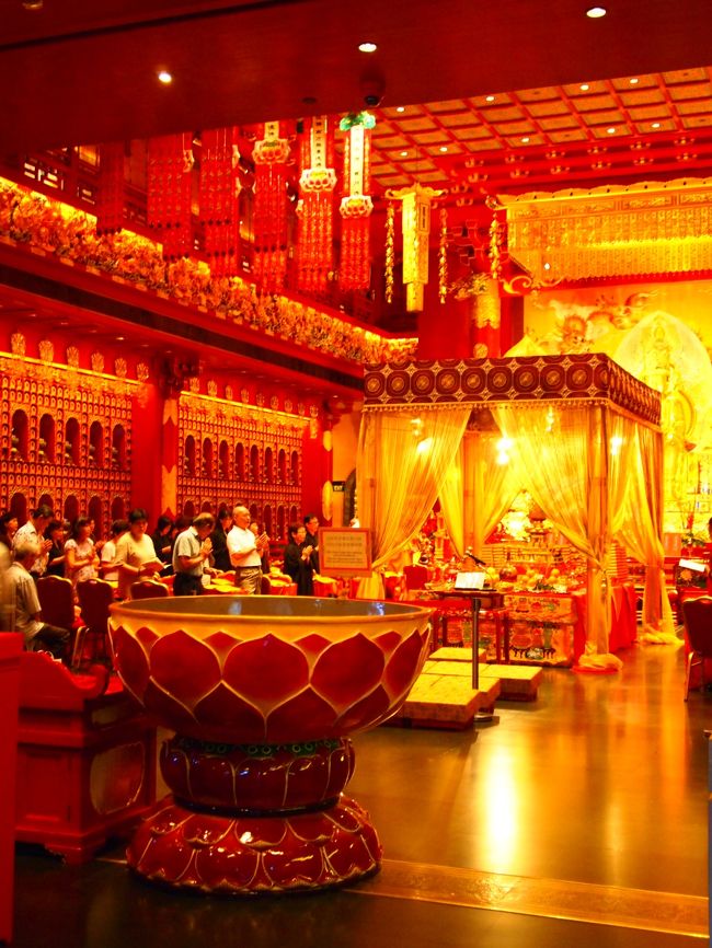 中では儀式（？）中。<br />外も赤で目をひきますが、中はそれ以上に派手！！！キンピカー！！！！！（笑<br />エレベーターがあったんですが、エレベーターの壁が高そうな布張り！！（本物かどうかはわかりませんが、金糸や銀糸がふんだんに使われてました）<br />シンガポール人のSちゃんと2人で「うわー…このお寺お金持ちだね…！！」と何度も言ってました（笑