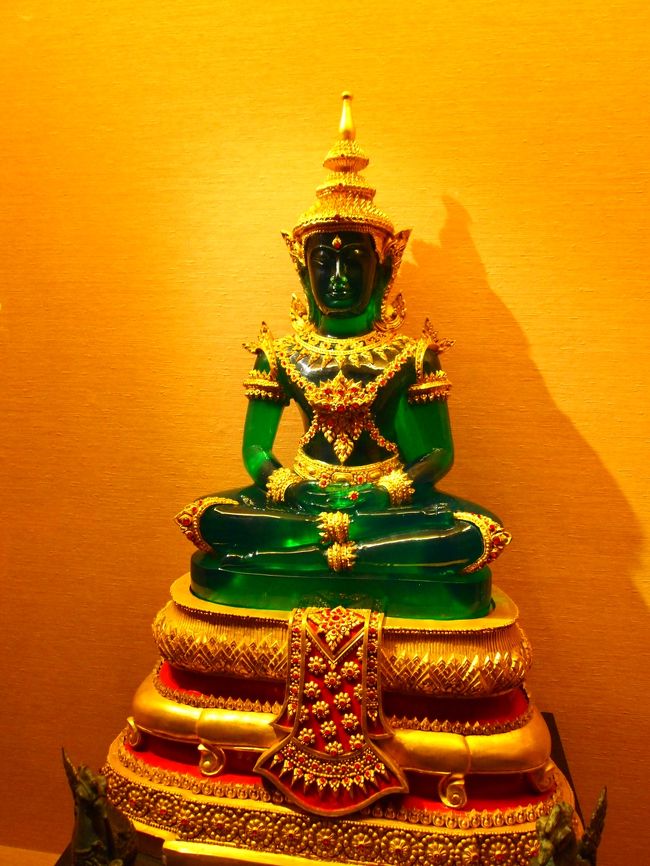 まさかシンガポールで見ることになるとは思いもしなかったエメラルド仏（笑）本物は見たけど、遠いし小さいしでよくわからなかったからな〜…。タイで見るよりハッキリ見れるよ！！（違<br /><br />こんな感じで、他国のものであってもお寺の2階以上は仏教にかかわる展示が色々してありました。曼荼羅とかもありましたよ。<br /><br />案内してくれたSちゃんは、ここでも仏教についてちゃんと案内してくれました…スゴイ…。でも、日本以外で「自分は○○教徒です」と言う方達はこういうことはサラサラと説明できてしまうんだろうか。<br />日本人で仏教系の学校行ってない限り、曼荼羅とは何ぞや、この展示物の意味は〜…なんて説明できる20歳そこらの女の子はあまりいない…よね…？？