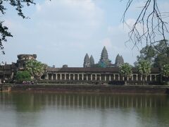　午後の観光はアンコールトムですが、アンコールワットの西門前を通るので、写真タイムを取りました。
　時刻は午後4時です。