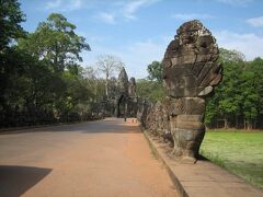 　アンコールトムの南門です。
　ここから入るのが、定番コースのようです。
　アンコールトムの宗教は仏教なのに、何故か、ヒンドゥー教の天地創造神話の乳海攪拌を象徴する神と阿修羅が、蛇の胴体を引き合う石仏があります。
　