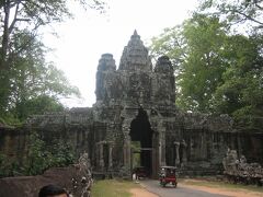 　勝利の門です｡
　旅行会社のバンは、この外に待っているため、ここから出ました。
　　