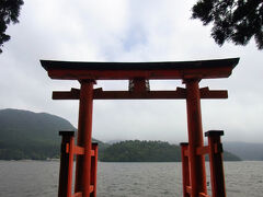 すると
箱根神社のと鳥居が現れます。

富士山に向かって立つ鳥居は
ここから反対側に登った先にある箱根神社に
まっすぐパワーを送っているそうです。