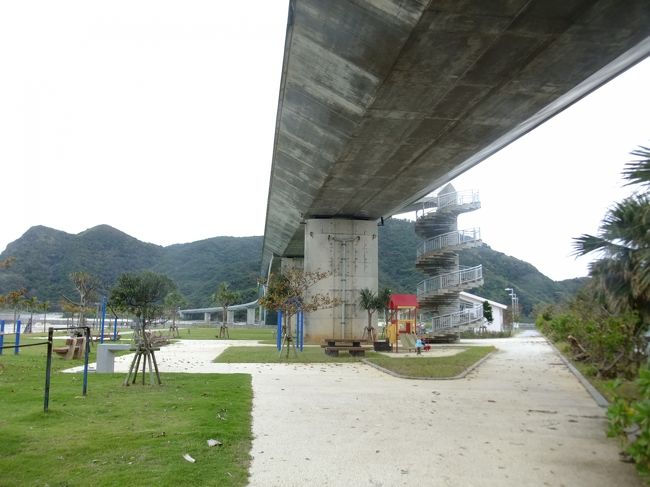 阿嘉橋を歩いて渡って慶留間島側に行って橋の下で軽くシュノーケルしてみました。稚魚はたくさん居たのですが寒いし景観が良くなかったので早々と退散。