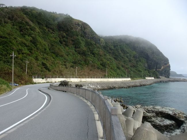 翌朝です。<br />宿で自転車を借りてサイクリングしました。<br />広々した慶留間島の道です。