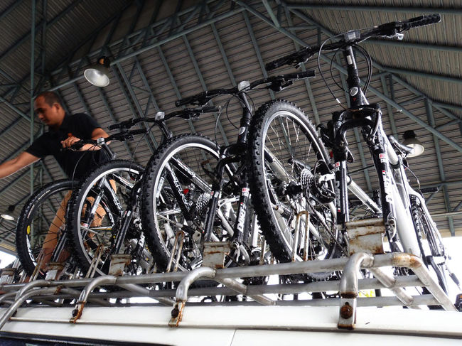 到着するとツアースタッフが解体された自転車を屋根から降ろし、タイヤをハメて次々と手際良く組み立てていく。