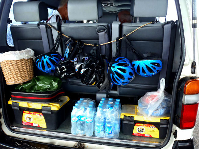 必要な装備は全て車内に完備されている。<br />あと、何も持たずに走るので荷物は車内に置いたまま。<br />天気が悪そうだったので夫には防水コンデジを託して、ツアーの撮影をお願いした。