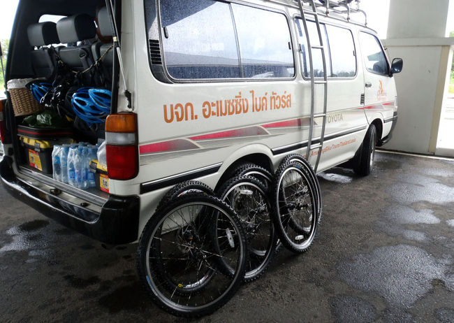 AM7：30にHOTEL前に迎えに来た送迎車は、ジェームスボンド島ツアーの際、プーケットからタイ本土へ渡った橋：Sarasin橋を渡って最初の目的地を目指す。<br />参加者は、50代のニュージーランド人友達夫婦＆夫の計５人。<br />