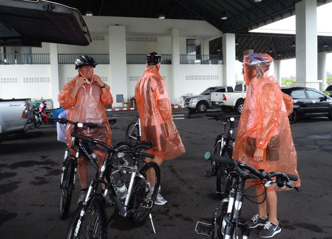 空が既に泣いているので、最初から雨合羽を被って出発に備える。