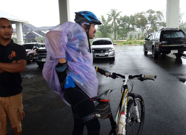 彼はツアーの引率者。<br />彼の乗っている自転車がとてもイイモノだったらしく、参加者同士で勝手な取りあいが始まったけど、当然誰にも譲ってもらえず(笑。