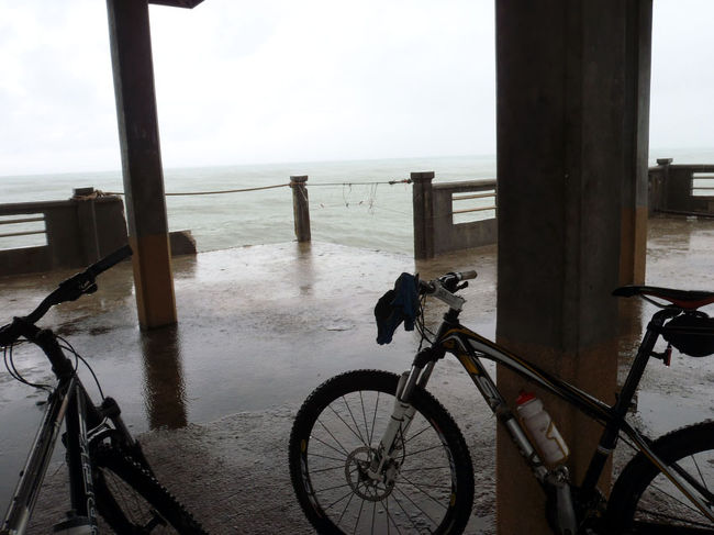 小雨が降るなか走る事40分、PHANG-NGAビーチに到着！<br />ここはビーチのView Pointだけれど…