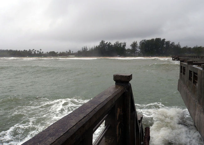 天気が悪く波も荒くて景色が楽しめず、残念<br />
