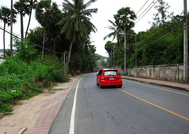 その頃、私はカメラと小説を片手に１人でランチの店を探し。<br />