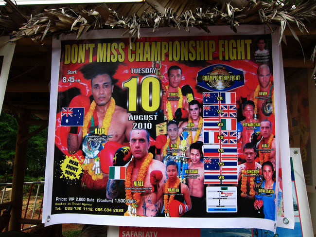 パトンビーチではボクシングが開催されるらしく、あらゆる場所にポスターが貼られ、人通りが多い時刻になると選手を乗せた宣伝カーが通っていた。<br />