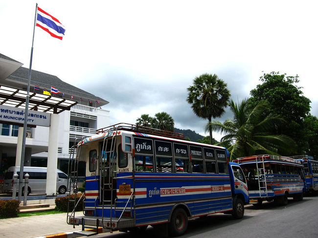 まだこちら側のカタビーチには行っていないので、１人で覗いてみることに。<br />宿泊しているHOTELの目の前の道は、別のHOTELの長い壁が延々と続いているので、プーケットタウン行きのソンテウが停車している乗り場前の道まで出ないとビーチに出られない。