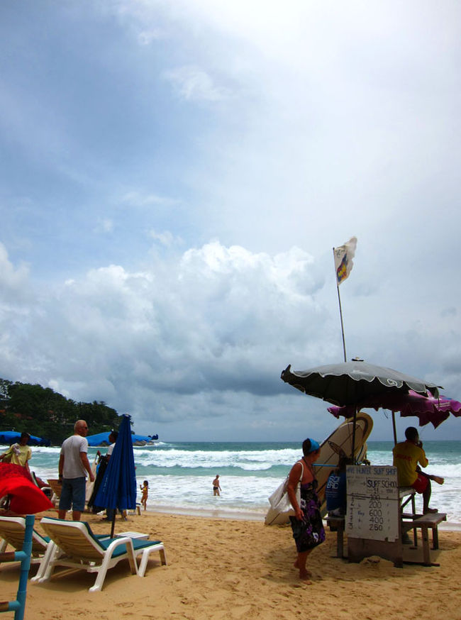 風がそこそこあって、波も高いので海に入っている人は少なく…