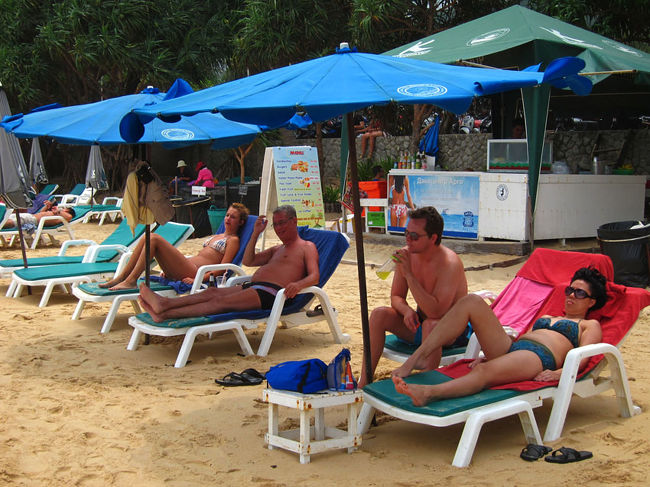 大半がこの状態。<br />パラソルもパトンビーチで見かけるようなカラフルな派手さは無く、地味。