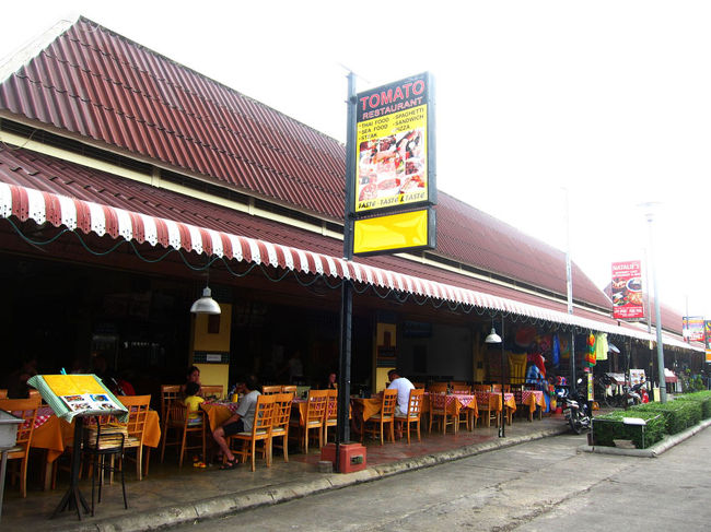 １人ランチの店は、先日行ったMAMA RESTAURANTの向かいに建つ“TOMATO OUTDOOR RESTAURANTに決定”。<br />