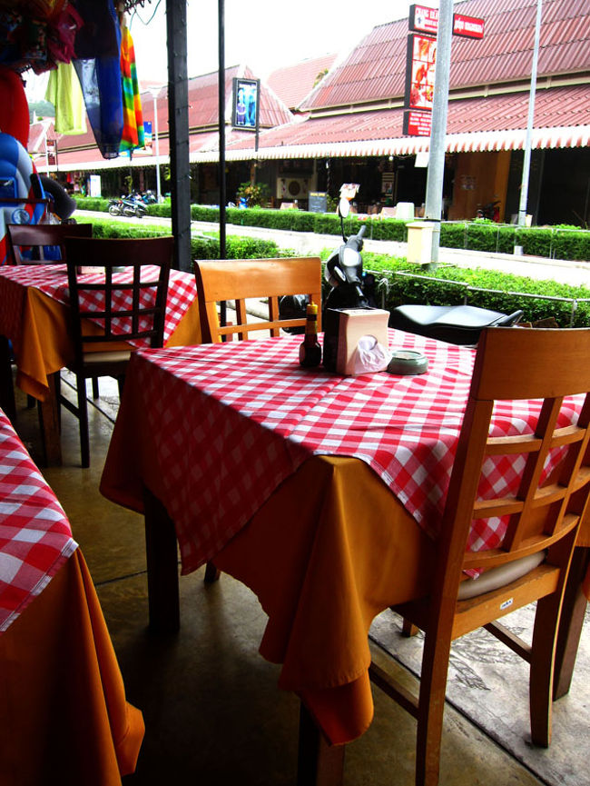 赤いチェックのテーブルクロスが可愛らしい。
