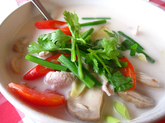 【TOM KHA MOO】120B<br />辛く無いココナッツミルクのスープで、トムカーガイ（鶏）は家でも作るけど、豚バージョンは初めて！<br />優しい味でとっても美味しかった。