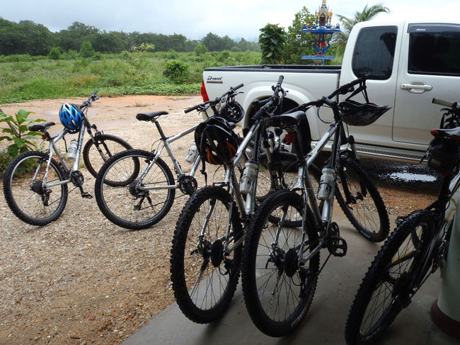 Thai Muangビーチまで行ってから昼食に。<br />ここまで走った距離は30km。