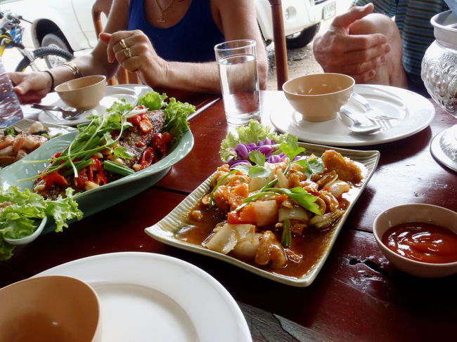 テーブルには山盛りの料理がのっているけど、みんなお腹が空いているのであっという間にペロリ。<br />グリーンカレー・イエローカレー・チキンの甘辛揚げ・海老の中華風野菜炒めの他…