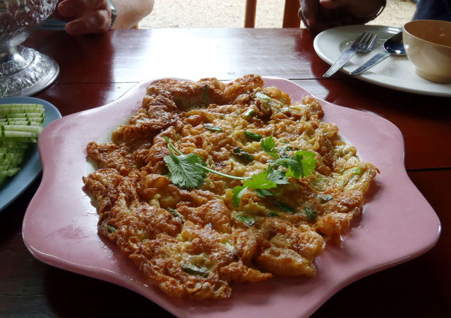 多めの油で揚げ炒めしたタイ風の卵焼き。