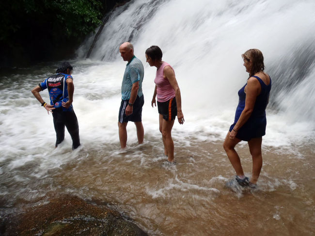 次々と飛び込んでいくツアー参加者たち（笑。<br />夫も呼ばれて、小雨の中しばし大騒ぎした。