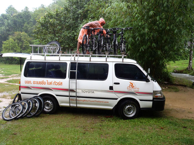 パイナップルのおやつを食べた後、再び自転車を解体して帰る準備をする。