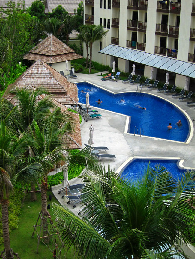 その頃私は…お酒を飲みつつ本を読んでいたら、スウィートチリの匂いを嗅ぎつけた小さな蜂が私のテーブルに集まってきて読書どこじゃ無くなったため、仕方なくHOTELに帰還。<br />パトンビーチまでソンテウで移動しようかと思ったけど、空の色が良くないので大人しくHOTELで過ごすことにした。<br />手始めにHOTELの散策をしようと最上階の４階まで上ってウロウロしていたら、いつの間にか非常階段に出ていたらしく、バタン！とドアが閉まった時には締め出された後。<br />湿気ムンムンの非常階段をとぼとぼ降りる羽目に。