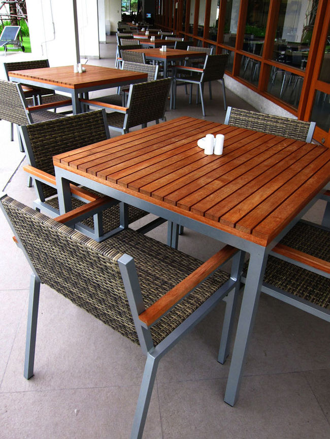 ランチの時間をとうに過ぎたせいか、HOTEL内のレストランは開いていなかったけど、プールを眺めつつ読書を再開。