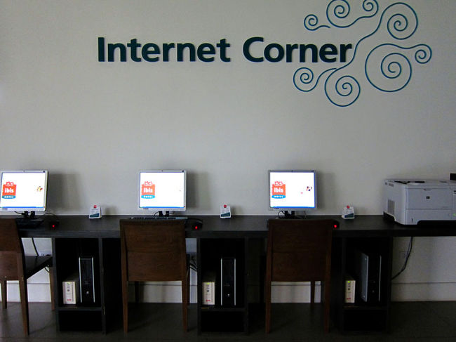 エレベーターホールには無料で使えるINET（日本語キーボード無し）が設置されているし…