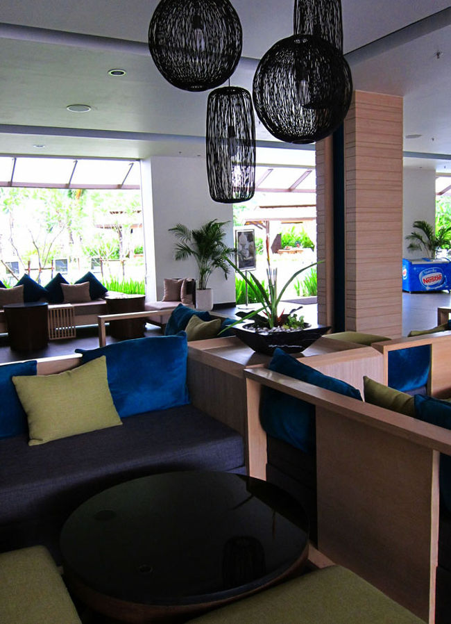 １階ロビーであれば無料Wi-Fiが飛んでいるので、ソファーでまったりしながら持参したネットブックでメールしたり、Twitterに写真をアップしたり。<br />そんな事をしていると、いつの間にか雨が降り始め、ジトジト感MAX。