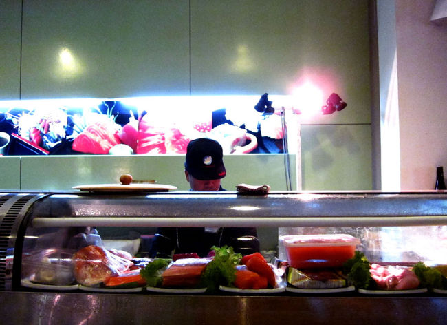 リピした理由は、西洋人がこぞってオーダーしている寿司カウンターで握る寿司を食べてみたかったから（笑。