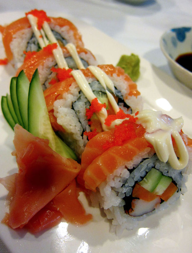 【サーモンロール】220B<br />サーモンなら間違いないだろう…と睨んでオーダー。<br />日本米を使用していて普通に美味しいけど、山葵の効きが弱いかな。