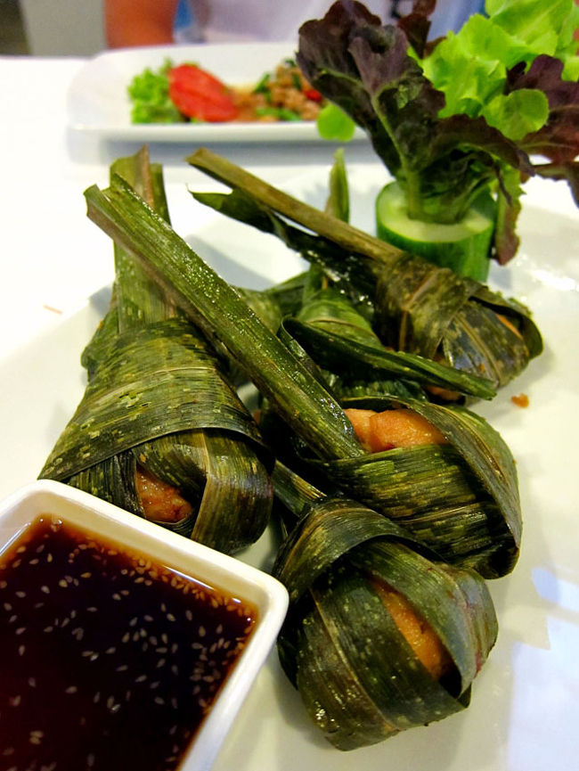 【GAI HOR BAI TOEY】130B<br />チキンを大きな葉(バナナの葉？)で包んだ１皿。<br />ちょっとパサパサしていて私はあまり好きじゃないけど、夫はビールに合うと気に入った様子。