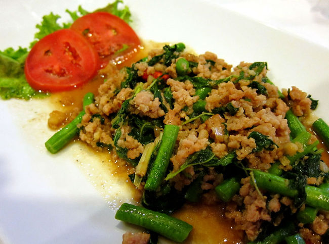 【PHAD BAI GAPRAO】180B<br />豚の挽肉と野菜が入っていて全然辛く無く、ちょうど良いおつまみに。<br />ここでビールを追加(笑。