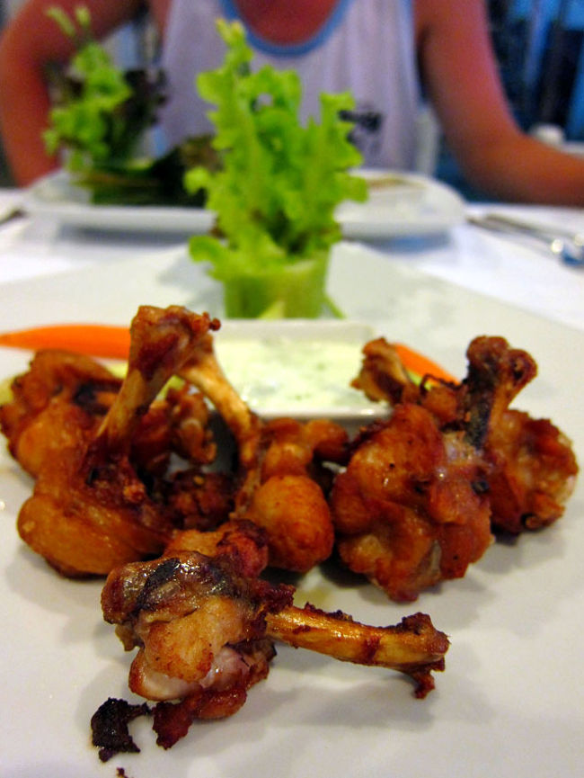 【BUFFALO CHICKEN WING】120B<br />濃いめの味付けがされたチキンウィングは、チーズベースの濃厚なソースをお好みで付けて♪