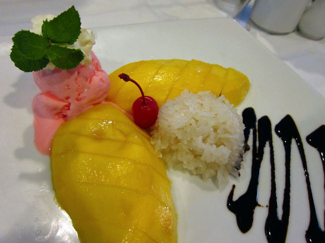 【KAO NIEW MA-MUANGO】150B<br />もっとシンプルなのを探してたんだけど、プーケットではなかなか見つからずストロベリーアイスが付いた豪華版。<br />いつも美味しいMALIが人気なのも納得。