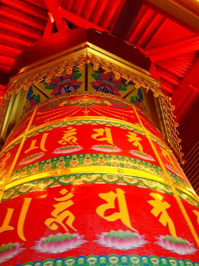 これ…なんでしたっけ…。<br />チベット仏教か何かで、一回まわすとお経を唱えたのと同じ効果がある〜…みたいなやつじゃなかったかなぁ…。<br />1周するごとに鐘が鳴ります。何ともいえない不思議な雰囲気でした。<br /><br />ただ、これ超巨大で、回すのも、止めるのも結構な力が要ります（笑