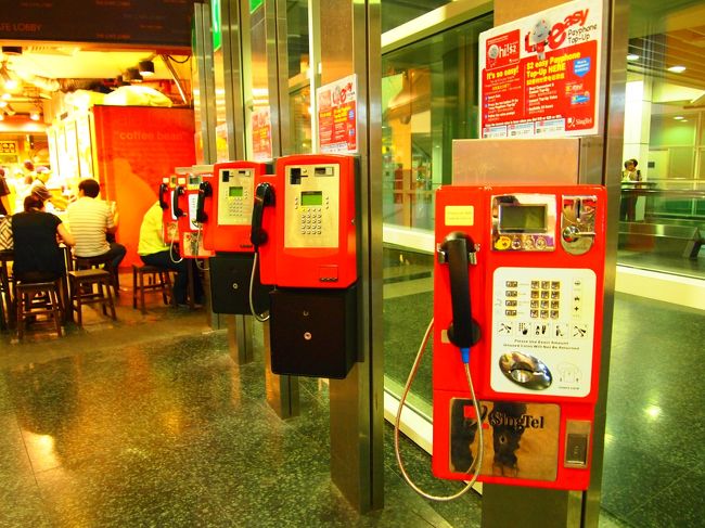 地下鉄に乗り、Sちゃん家の最寄り駅まで移動。<br />最寄り駅から降りて、直結しているショッピングモールでSちゃん家族を待ちます。<br /><br />これはそこにあった公衆電話。赤くてかわいい！<br /><br />待っている間にスタバに行って、シンガポールタンブラーもゲットしました。<br />シンガポールもタンブラー買うと、一杯無料で注文できました（＾＾<br />好きだったのに日本では無くなってしまったジャバチップを注文。<br />海外でスタバ行くと、日本では終了してしまったメニュー（期間限定含め）があることが多いので思わずそれを注文してしまいます。<br /><br />::スタバのフリードリンク<br />有→韓国（ソウル）、香港、シンガポール<br />無→中国（大連）、タイ（バンコク）、フランス（パリ）