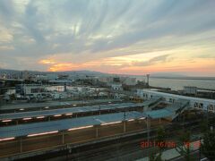 明日からの天気の崩れで日本海側の夕焼けは期待できないため、青森駅で津軽半島の夕焼けを堪能。なんだか北の果ての終着駅の物悲しさ。
この先には北の大地が、悲願の新幹線が早くつながるといいな。