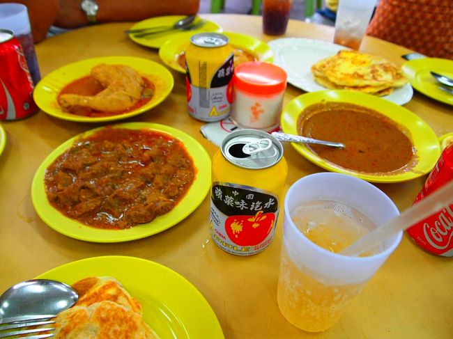 晩御飯はロティ・プラタ。<br /><br />プレーンタイプと中に卵が入ったタイプのインド風パンにカレーをつけて食べます。<br />カレーは左手前が羊肉、左奥がチキン、右が具無し。<br />羊肉と具無しのルーは同じで、チキンの方より辛くなかったです。<br /><br />私はプレーンタイプのロティ・プラタに羊肉のカレーを付けるのが一番美味しかったです。<br /><br />『これ、どうやってつくるの？』とSちゃんに聞いたら、Sちゃんとお母さんが厨房に行って、お店の人と話をして、見せてくれるからこっちおいで〜と言われ作るところも見せてもらいました。<br />カメラ持っていくの忘れたことが悔やまれる…！！