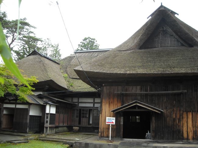 重厚なつくりの奈良家住宅。屋根の茅葺きの厚さが尋常ではない厚さで、見事だし、全体としても美しかった。