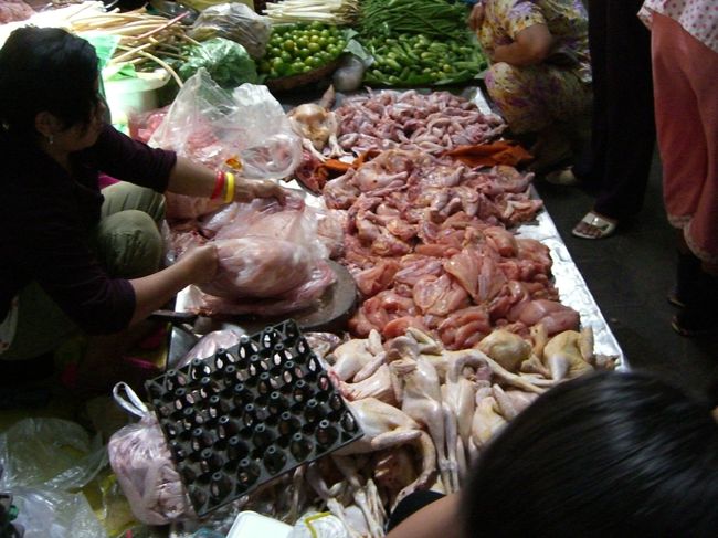 鶏肉が山盛りです…　<br /><br />これって食品衛生上大丈夫？　うーん怖いなぁ(>_<)<br />