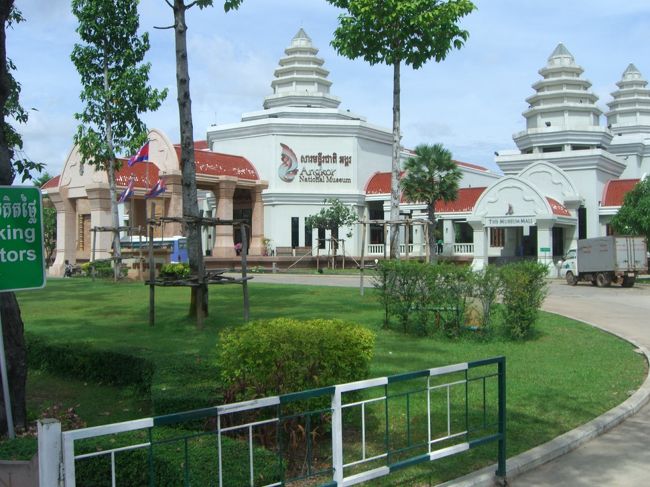 お買物の後は、アンコール国立博物館へ。