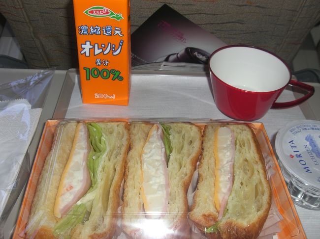 機内食のサンドイッチ。<br />レタスとポテトサラダとチーズ。<br />旅の始まりは機内食から。<br />おいしくいただきました。