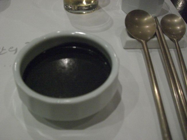 まずはゴマのおかゆ。<br />おかゆというよりゴマペースト。濃いです。