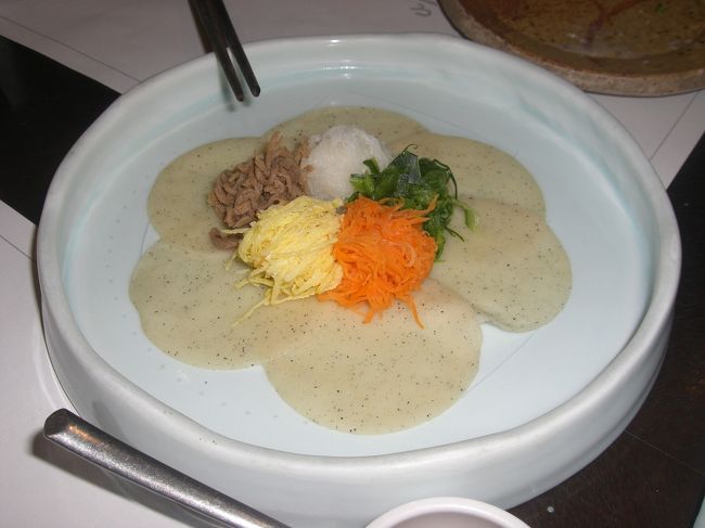 5つの具を回りにある白い生地に巻いてたべます。<br />遅い時間だったからか生地が足りなかったようで