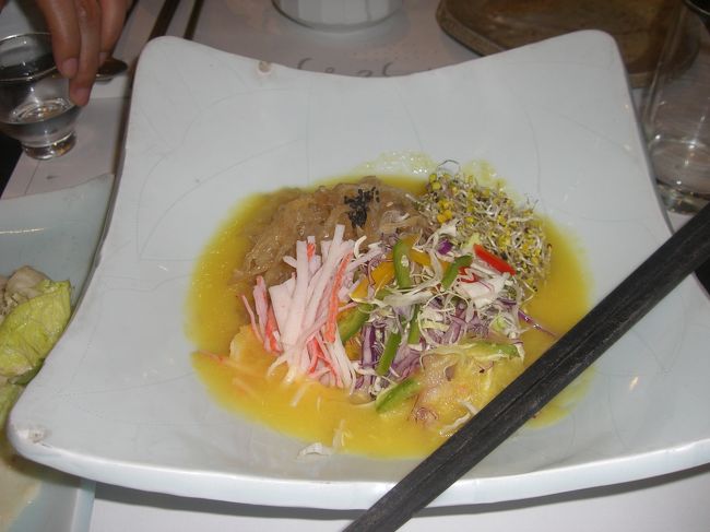 次の料理のくらげを増やしておきました、とのこと。<br />これもサラダっぽい。<br />黄色いドレッシングはオレンジジュースみたいな感じ。<br />甘酸っぱい味でした。