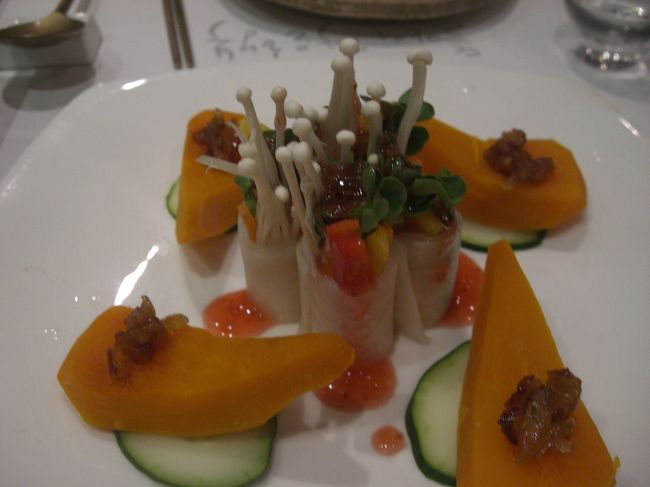 これがびっくり！<br />周りのはボイルしたかぼちゃに柚子茶だかマーマレードのような甘いものが少しのっていて、<br />真ん中のはえのきやパプリカやサーモンが薄切り大根で巻かれたもの。<br />ソースはなんとイチゴジャムでした。<br />ソースが野菜ともサーモンともけんかしてました。<br />てか甘い料理が多い。